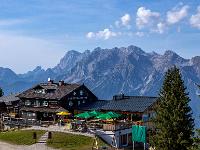 Krummholzhütte bei der Hauser Kaibling Bergstation mit Dachstein Massiv